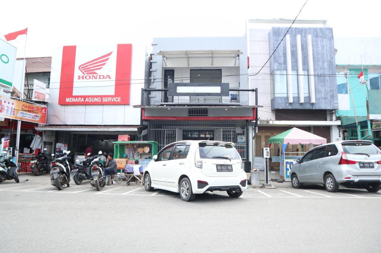 Oyo 1191 Monalisa Residence And Cafe Padang  Exterior photo